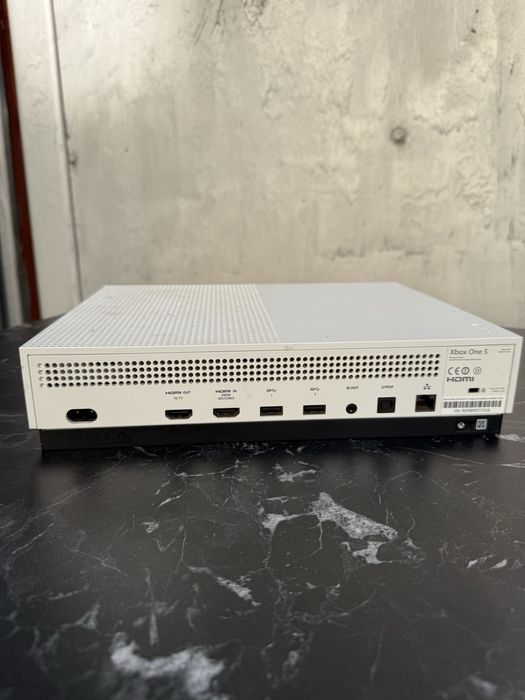 Xbox One S 1TB с джойстик