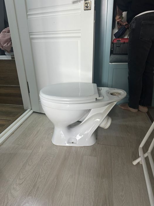 Продам унитаз (чаша без бачка)