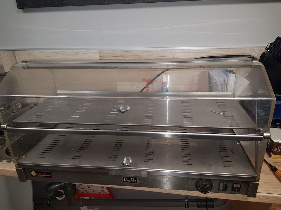 Продава италианска топла витрина