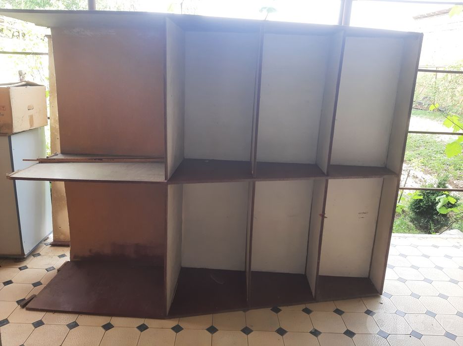 Vitrina mebel sotiladi