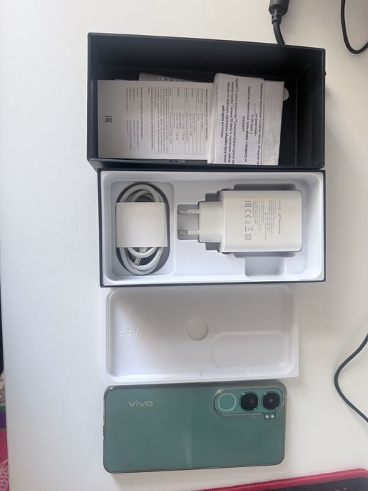 Продаю телефон Vivo v40 lite