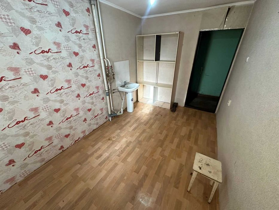 Комната на Абая, 16, 10м2, сан.узел внутри, новая дверь и окно