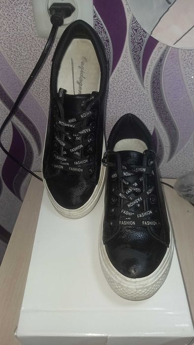 Продам школьную обувь