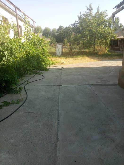 Үй сатылады. Орта жағдайда.