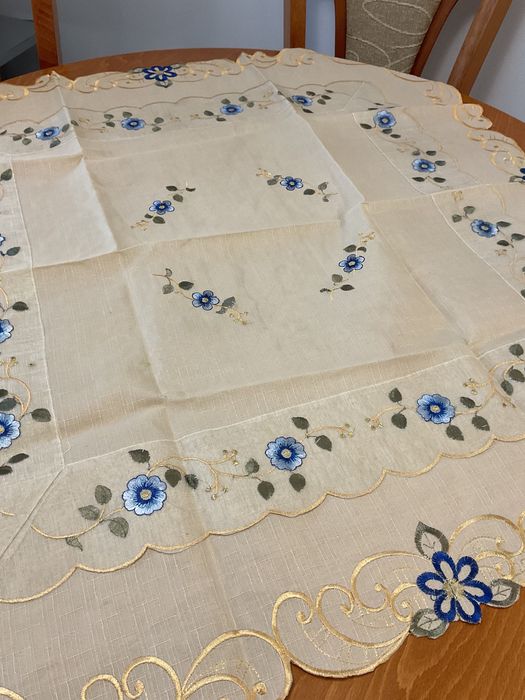 Изключително красиво каре, машинна цветна бродерия,