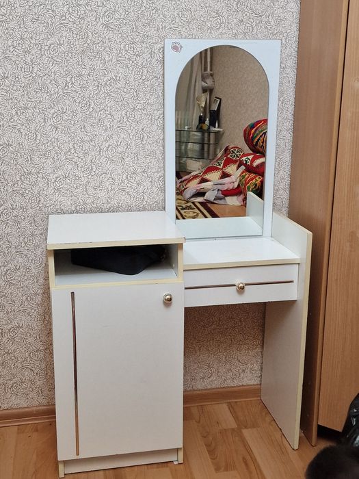 камод с зеркалом
