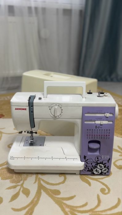 Продам швейную машинку Janome
