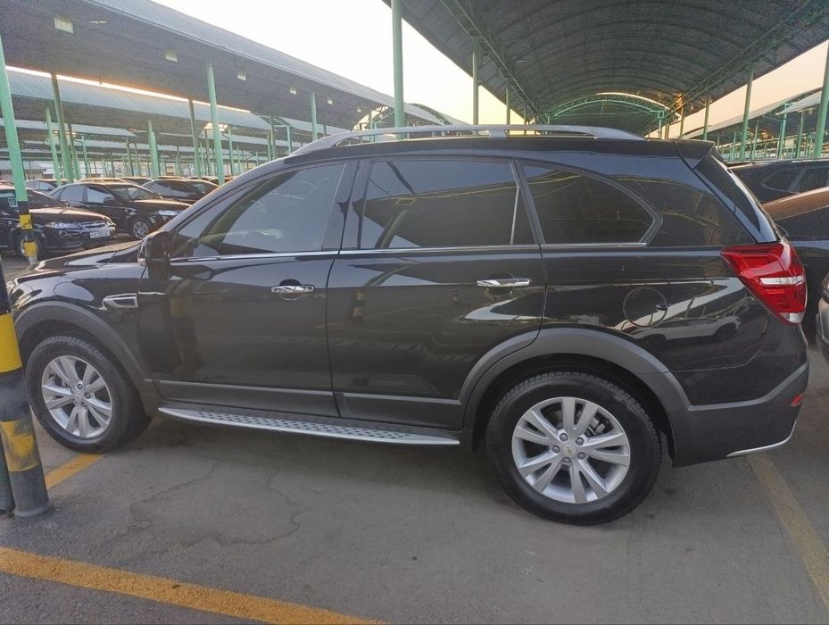 Chevrolet Captiva. 2013 цвет чёрный, состояние отличное.
