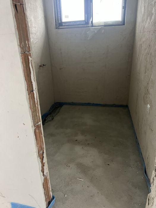 НОВА самостоятелна къща с двор