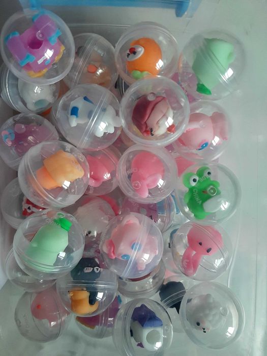 Малки играчки в капсули