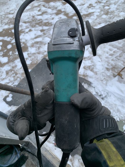 Продам болгарку макита