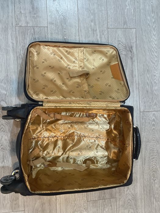 Чемодан средний