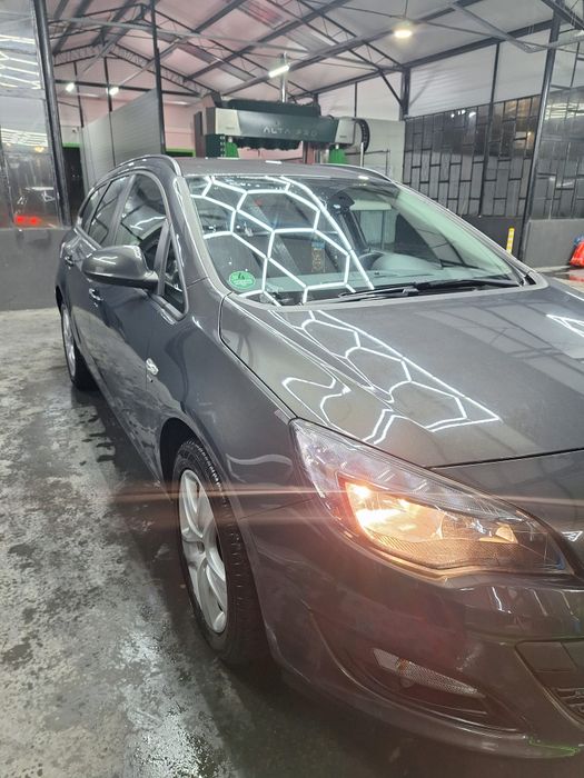 Opel Astra J Sports Tourer 2014 - întreținută/gata de drum