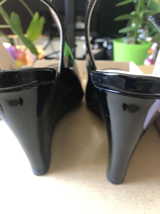 Pantofi decupati negri, de lac, 36 ingust