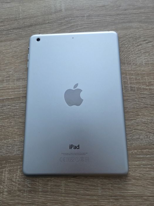 IPad mini 2 +слушалки +чисто нов кабел