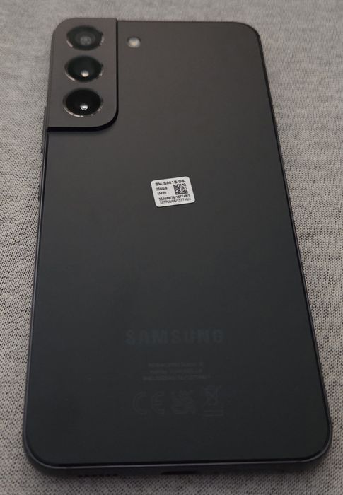 Samsung galaxy s22 с оригинално зарядно и 2 оригинални кейса!