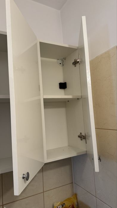 Dulap baie suspendat, alb, cu rafturi