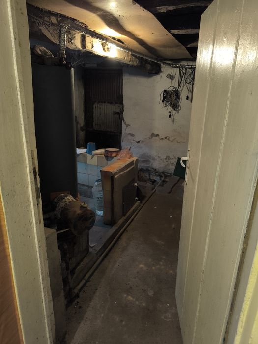 Двуетажна тухлена къща с гараж в село Дянково