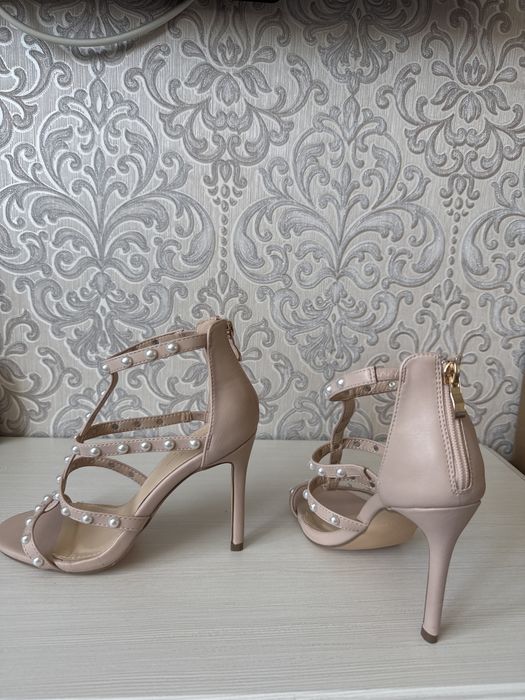 Босоножки с жемчугом