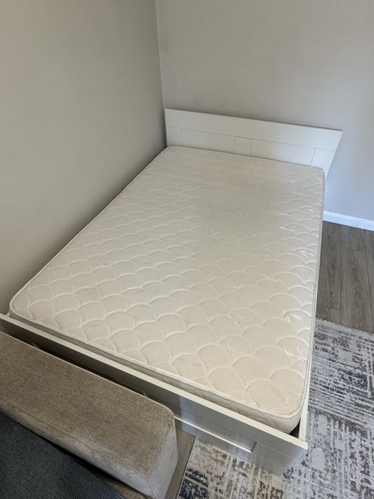Продам кровать с матрасом 140*200 см