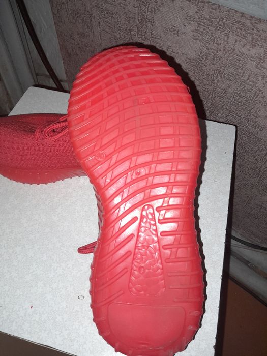 Кроссовки красные