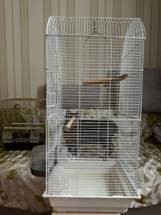 Продам 2 клетки и оборудование для содержания попугаев