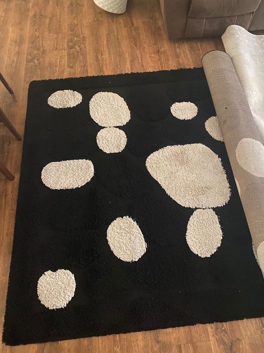 Covor pufos negru cu pete albe impecabil