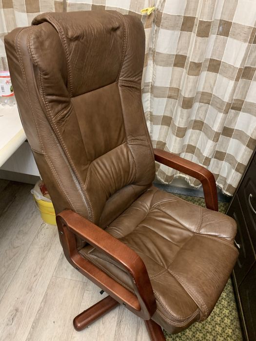 Продам кожанное кресло б/у