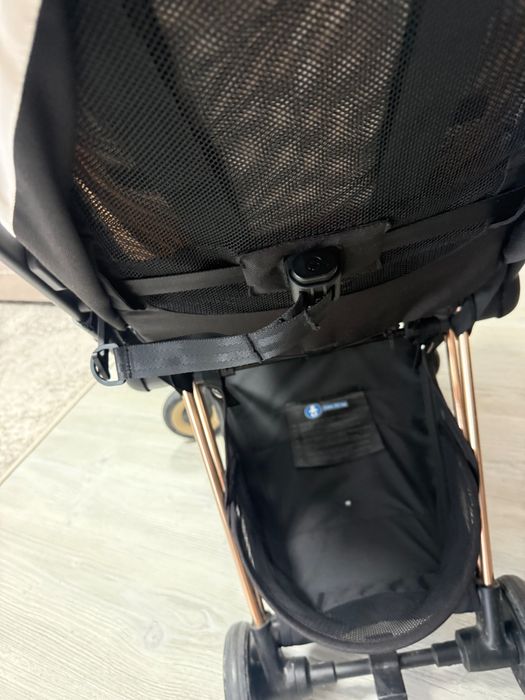 Cărucior Cybex Coya Platinum – Alb / Rose Gold – Stare excelentă