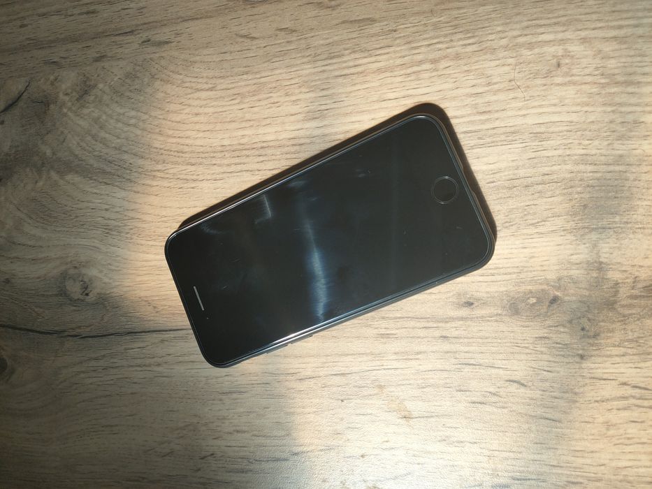 Продам IPhone Se 2020