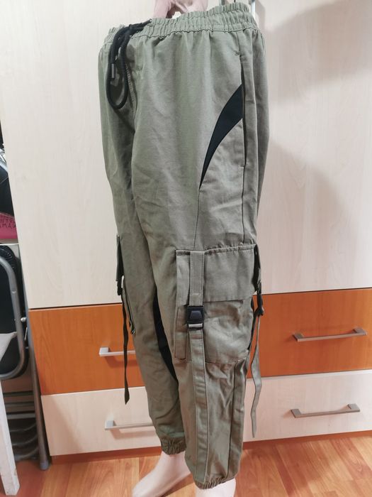 Pantaloni cargo Bershka bărbați mas. M khaki verzi
