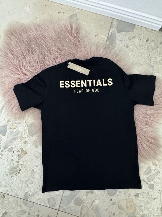tricou essentials nou cu eticheta