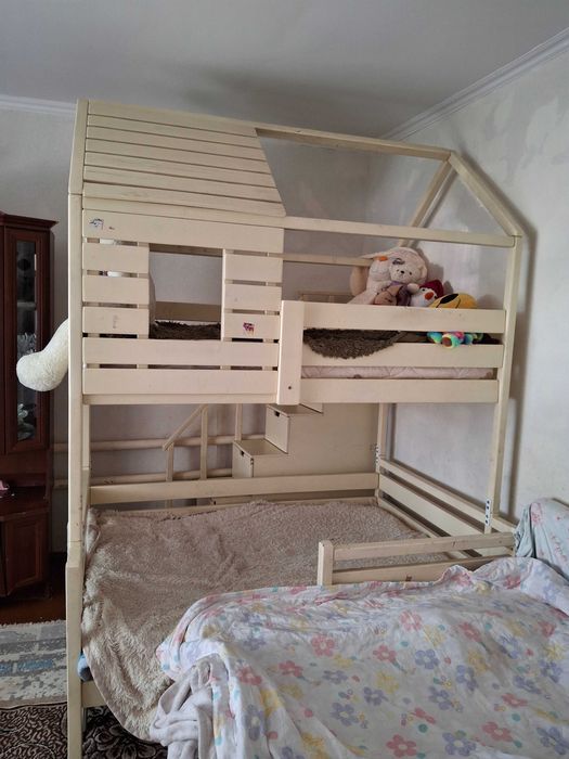 Двухярусная ковать домик с лестницей комодом