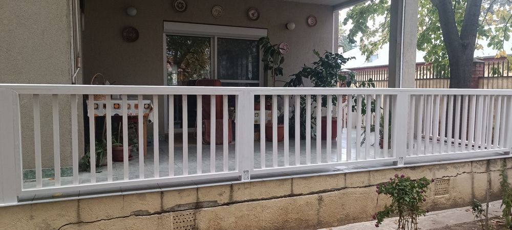 Balustrade de exterior din lemn masiv.