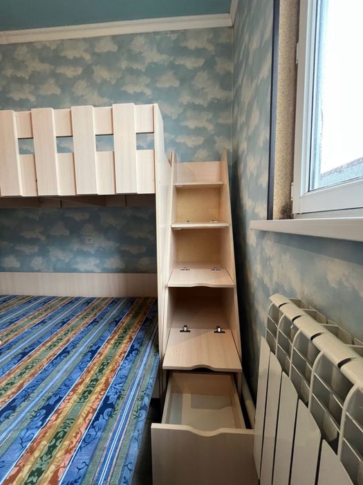 Двухэтажная трёх местный кровать