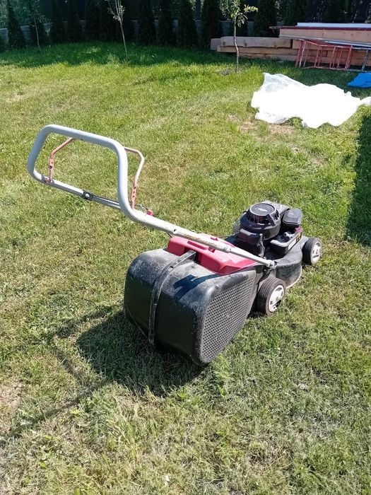 Masina de tuns iarba pe benzina