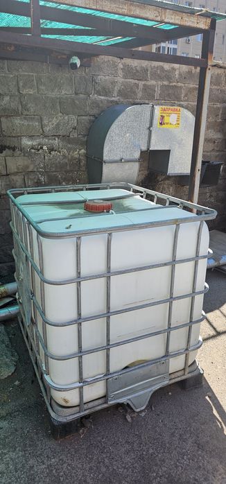 Продам бочку пластик 1 куб