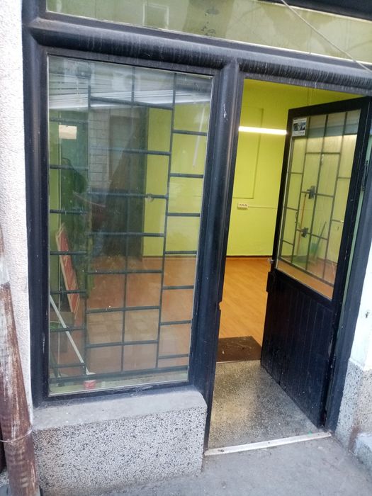Магазин, офис, ателие 18 м2 плюс склад 10 м2 партер срещу Кооп. пазар