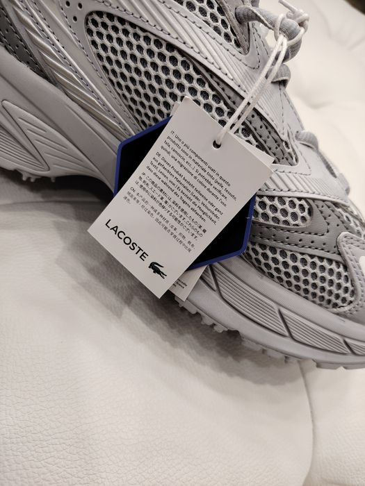 Adidasi noi cu eticheta