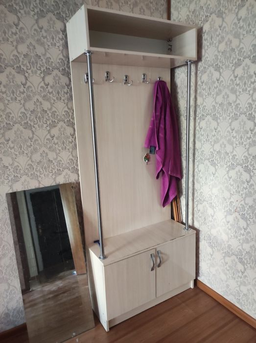 Продаю прихожую и тумбочку