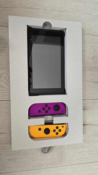 Nintendo Switch cutia originala + 3 jocuri + husa de transport
