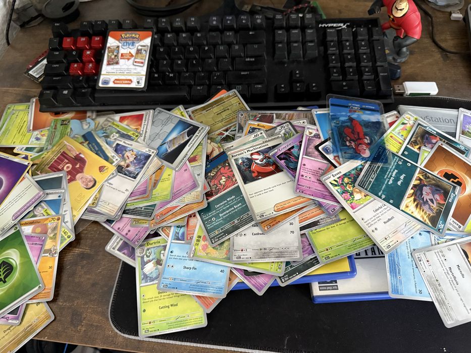 Lot de peste 150 cartonase Pokemon