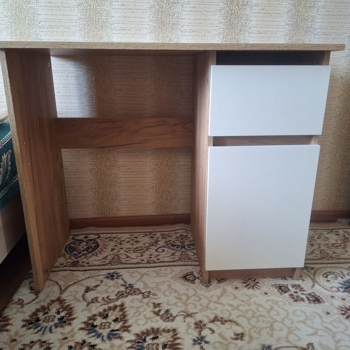 Продам. Для школьников. Стол