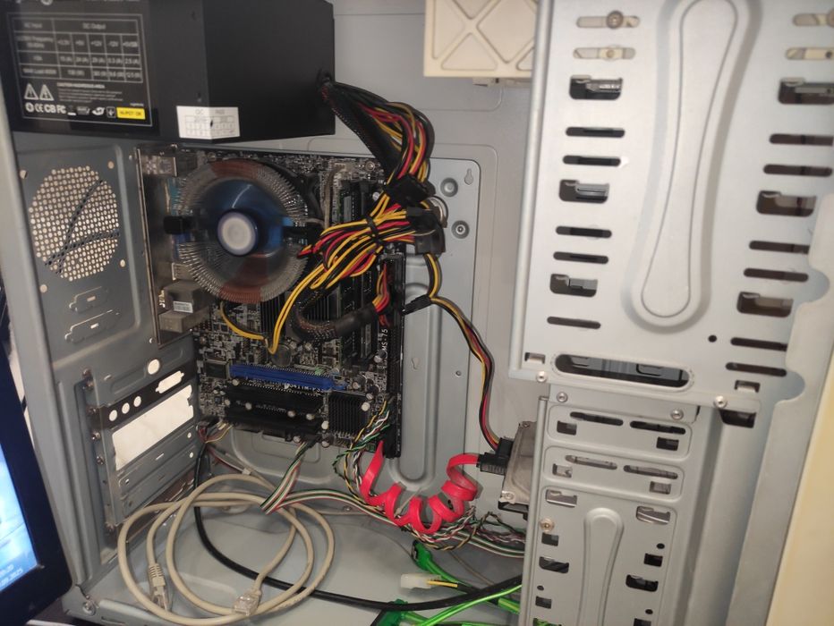 Продам старый стационарный компьютер.