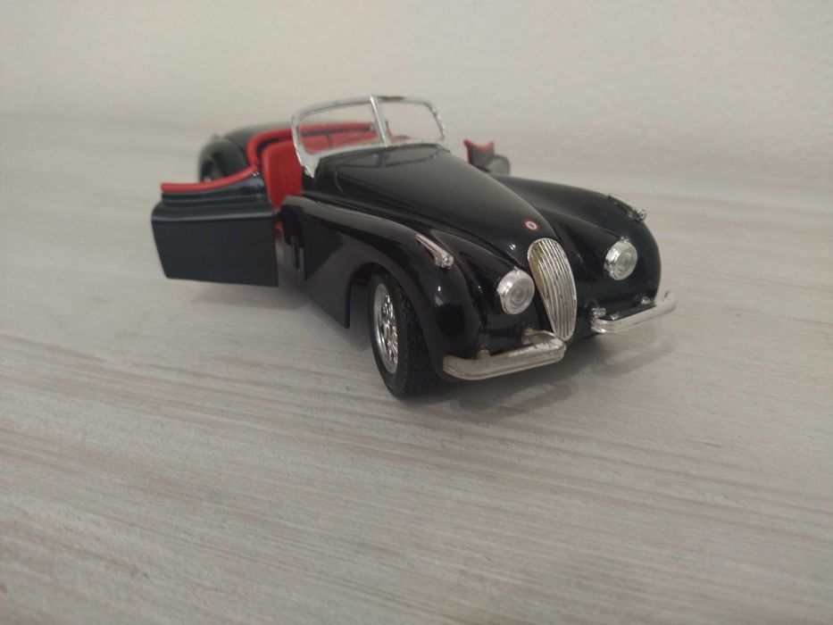 Метална количка Jaguar XK120 -1/24 !!!