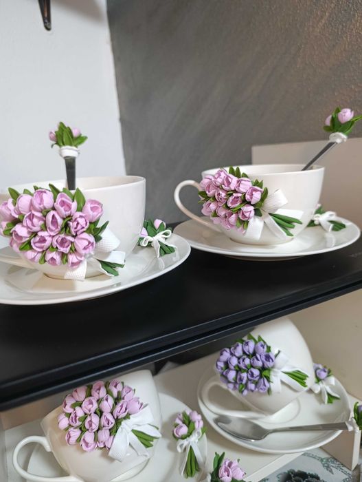 Set de cafea/ceai personalizat cu lalele modelate din lut polimeric