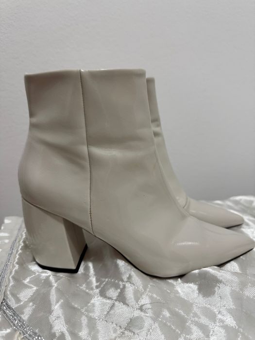 Елегантни дамски боти