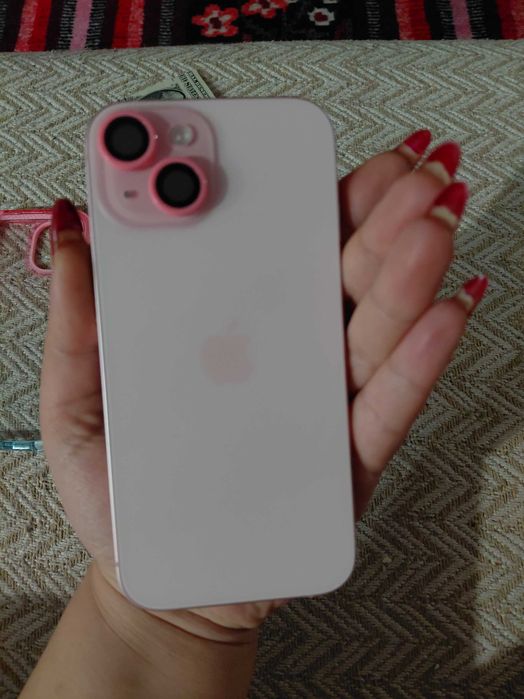 Vând Iphone 15 Pink la cutie.