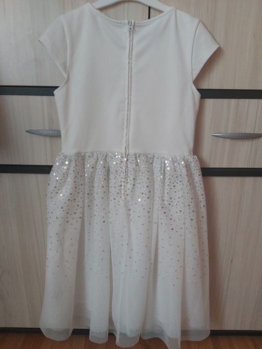 Бяла рокля Елза и Ана