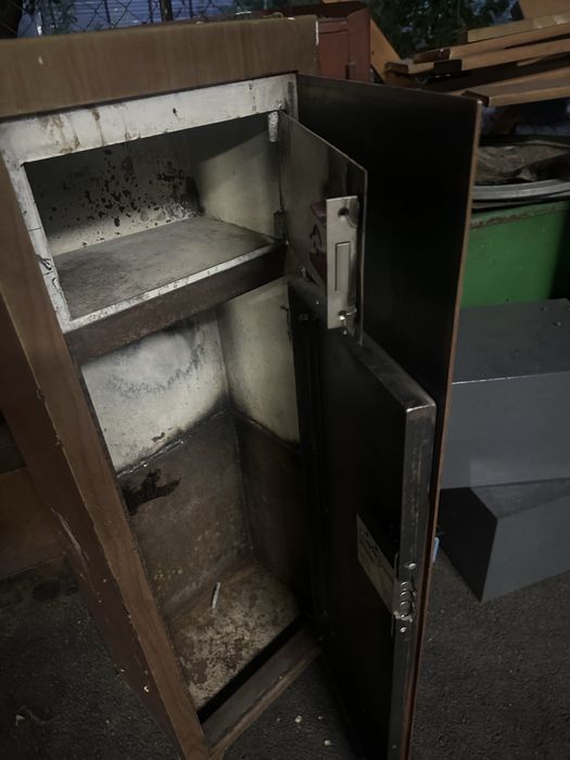 Продам металлические сейфы
